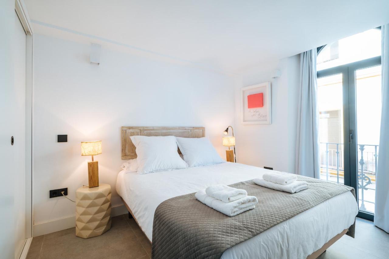 Apartamentos Montevideo 6 セビリア エクステリア 写真