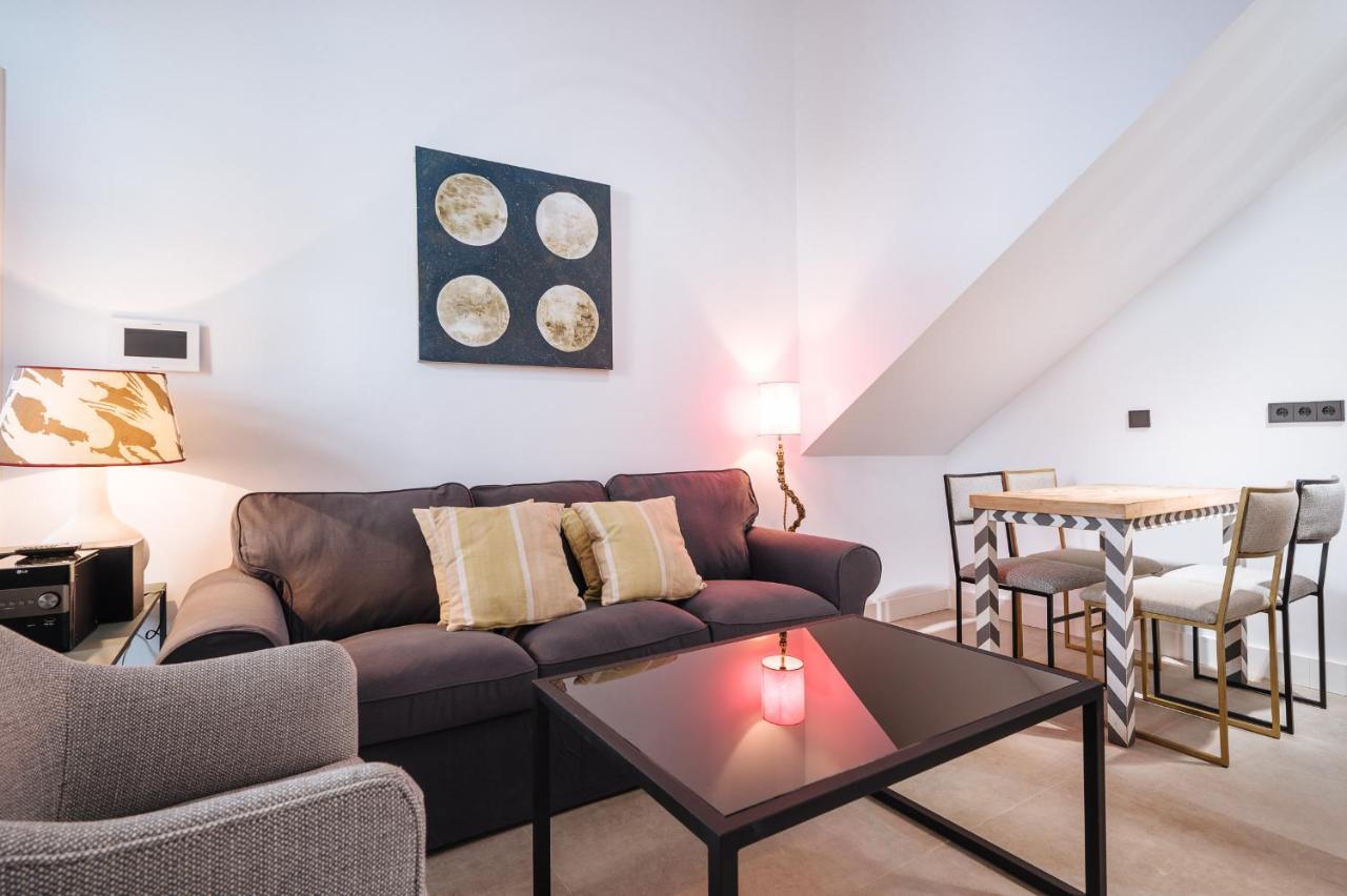 Apartamentos Montevideo 6 セビリア エクステリア 写真